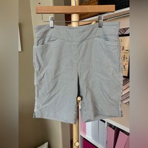 Hilary Radley Medium Navy Blue & White Striped Bermuda Shorts Stretchy